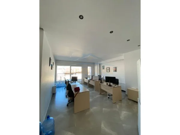 Tirane, jepet me qera ambjent biznesi Kati 9, 143 m² 1.500 € (Rruga e Kosovarëve)