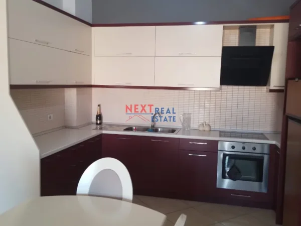 Vlore, jepet me qera apartament 2+1+Ballkon Kati 6, 110 m² 350 € (COLE)
