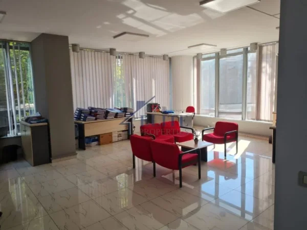 Tirane, jepet me qera zyre Kati 3, 65 m² 750 € (Drejtoria e Policise)