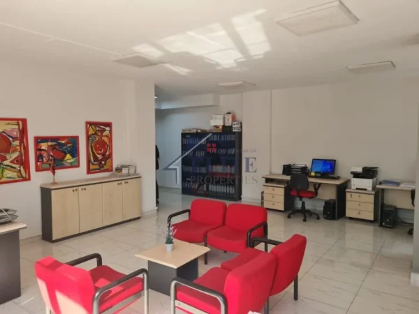 Tirane, jepet me qera zyre Kati 3, 65 m² 750 € (Drejtoria e Policise)