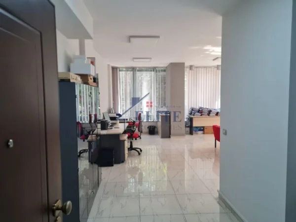 Tirane, jepet me qera zyre Kati 3, 65 m² 750 € (Drejtoria e Policise)