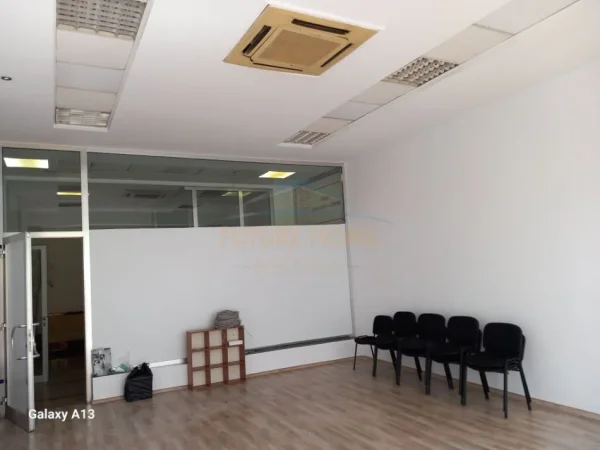 Tirane, jepet me qera ambjent biznesi Kati 1, 55 m² 500 € (Stacioni i Trenit, pranë maternitetit)