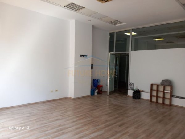 Tirane, jepet me qera ambjent biznesi Kati 1, 55 m² 500 € (Stacioni i Trenit, pranë maternitetit)