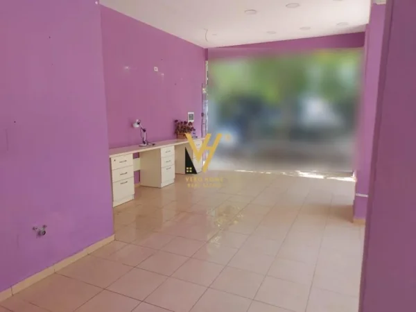 Tirane, jepet me qera dyqan 0, 60 m2, 400 Euro (YZBERISHT)
