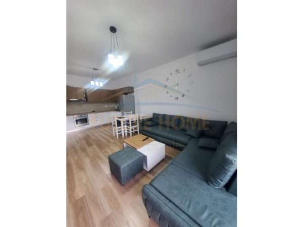Tirane, jepet me qera apartament 2+1 Kati 3, 98 m² 600 € (Porcelan)