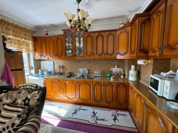 Korce, shitet apartament Kati 5, 128 m² 90.000 € (Lagjia 8)