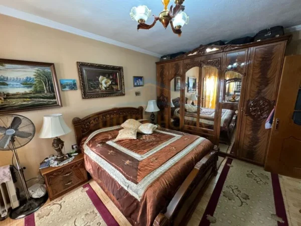 Korce, shitet apartament Kati 5, 128 m² 90.000 € (Lagjia 8)