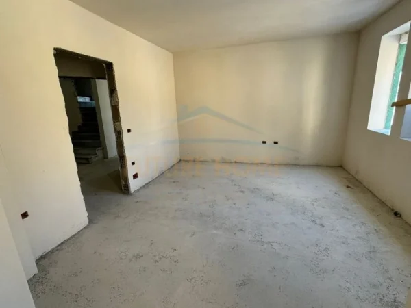 Korce, shitet apartament 1+1 Kati 1, 50 m² 52.000 € (Lagjia 2)