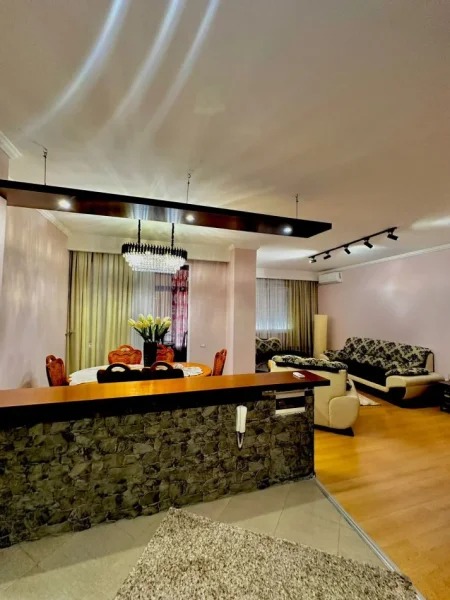 Tirane, jepet me qera apartament 2+1+Ballkon Kati 8, 120 m² 550 € (astir)