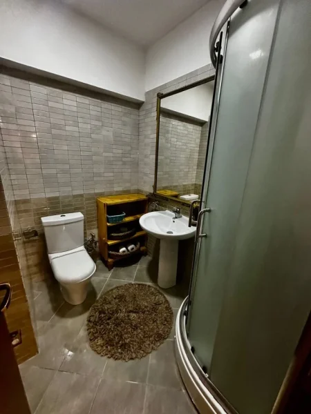 Tirane, jepet me qera apartament 2+1+Ballkon Kati 8, 120 m² 550 € (astir)