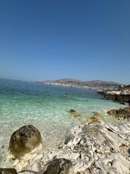 Sarande, jepet me qera apartament 1+1  650 €/ muaj (RR. Butrinti Sarande)