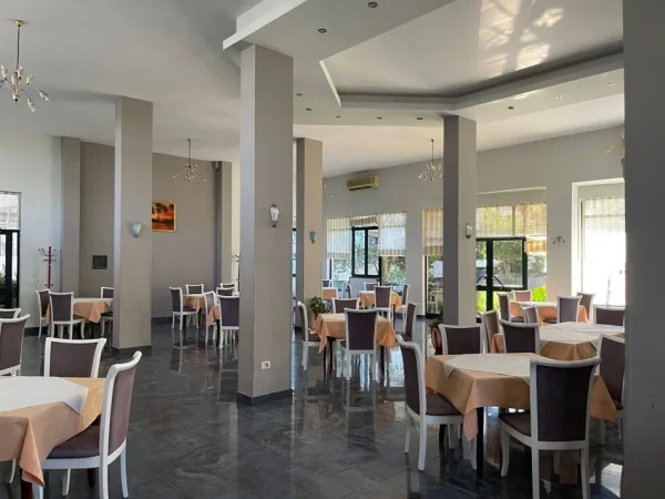 Durres, jepet me qera lokal Kati 0, 260 m² 1.700 € 