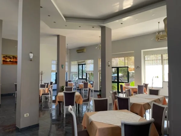 Durres, jepet me qera lokal Kati 0, 260 m² 1.700 € 