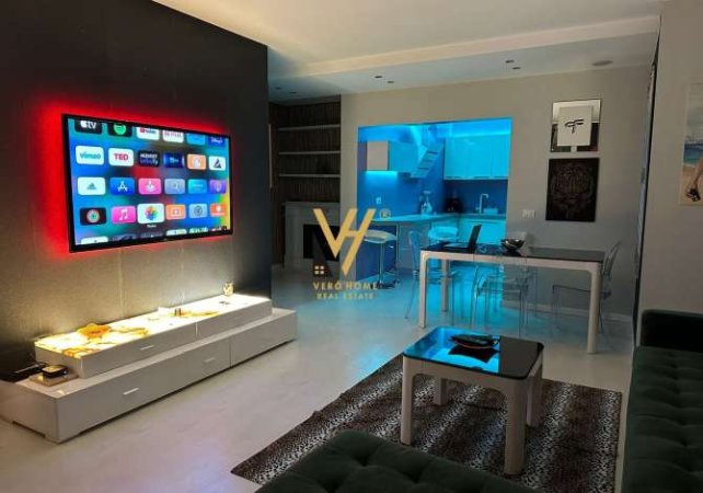 Tirane, jepet me qera apartament 2+1+Ballkon Kati 8, 101 m² 1.300 € (ISH BLLOKU)