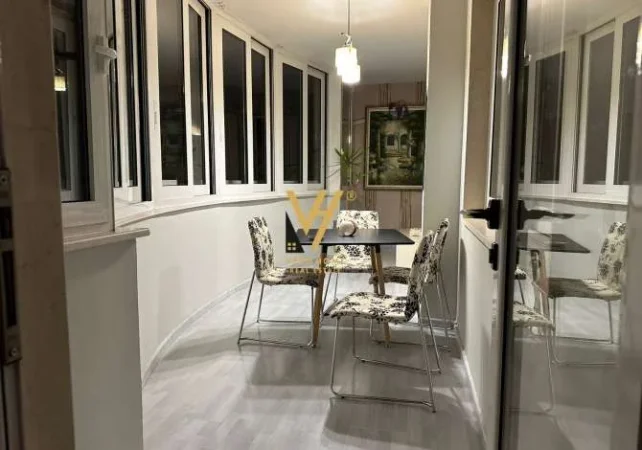 Tirane, jepet me qera apartament 2+1+Ballkon Kati 8, 101 m² 1.300 € (ISH BLLOKU)