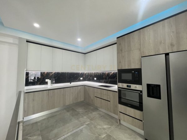 Tirane, jap me qera apartament 3+1+4 , 300 m² 2.000 € (Kodra e Diellit)