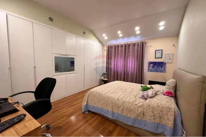 Tirane, jepet me qera apartament 3+1 Kati 3, 180 m² 750 € (Bryli , Materniteti i Ri)