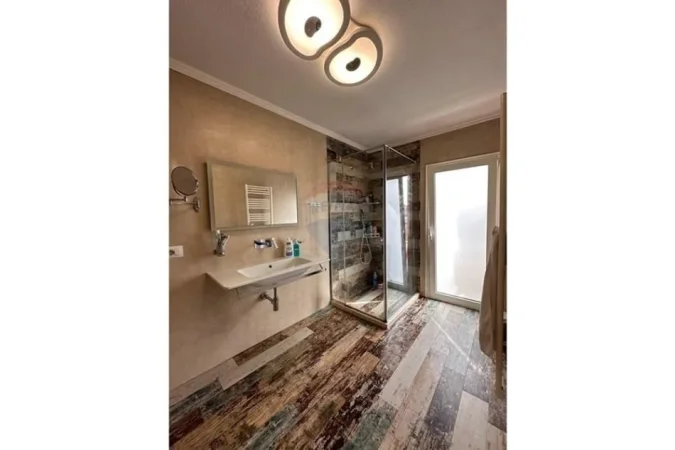 Tirane, jepet me qera apartament 3+1 Kati 3, 180 m² 750 € (Bryli , Materniteti i Ri)