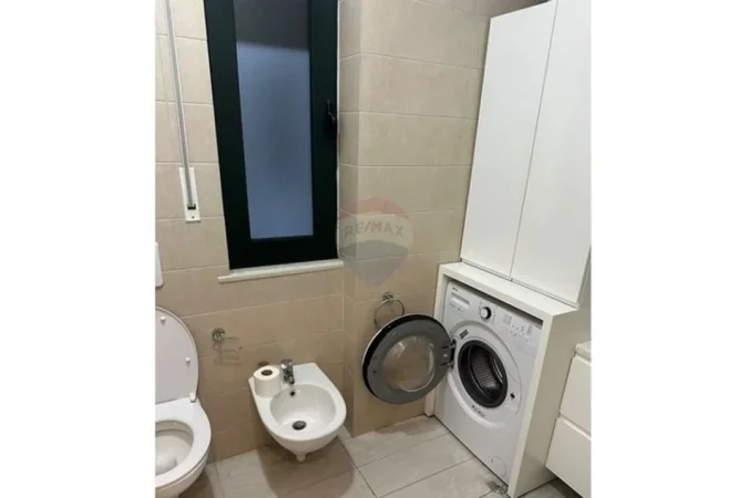 Tirane, jepet me qera apartament 2+1 Kati 7, 120 m² 600 € (ISH FUSHA AVIACIONIT)