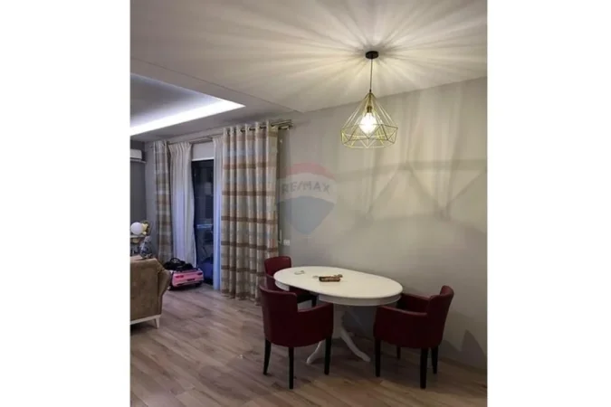 Tirane, jepet me qera apartament 2+1 Kati 7, 120 m² 600 € (ISH FUSHA AVIACIONIT)