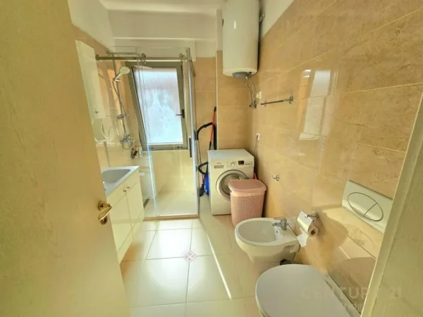 Tirane, jepet me qera apartament 2+1 Kati 5, 120 m² 1.000 € (dlijorgj)