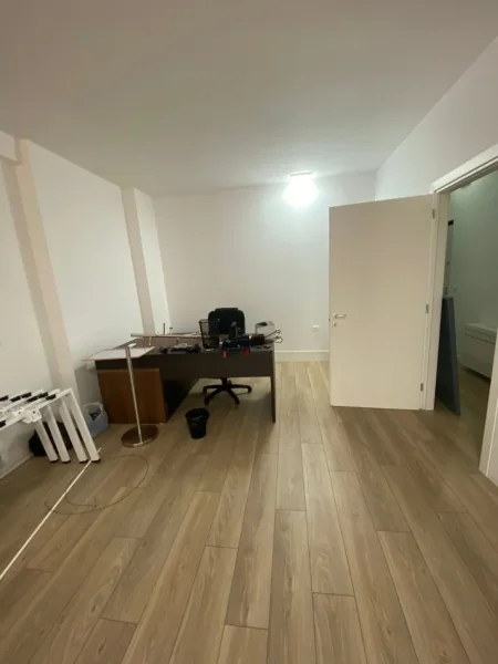 Tirane, jepet me qera ambjent biznesi Kati 1, 140 m² 2.500 € (rruga e durresit , rruga e kavajes , qender)