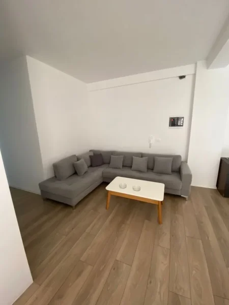 Tirane, jepet me qera ambjent biznesi Kati 1, 140 m² 2.500 € (rruga e durresit , rruga e kavajes , qender)