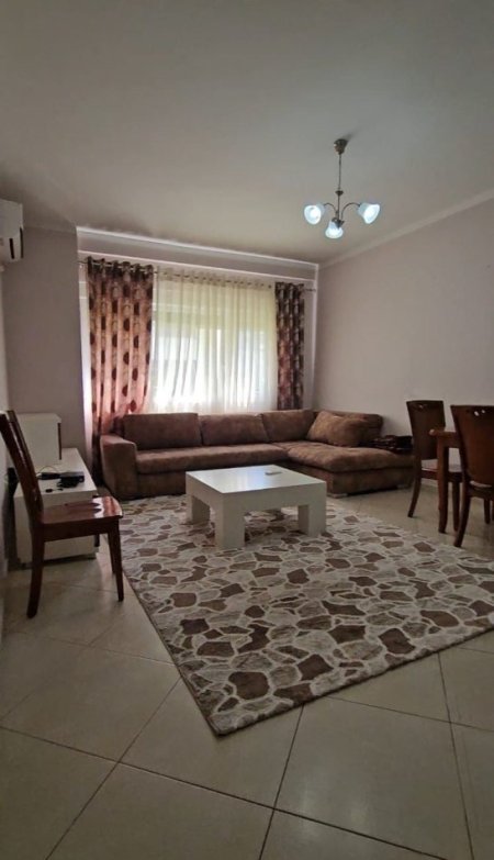 Tirane, jepet me qera apartament Kati 4, 65 m² 370 € (Pallatet Cabej prane kmy)