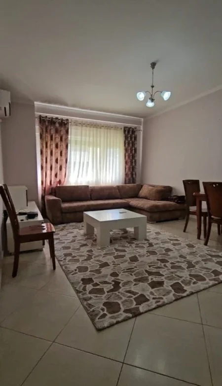 Tirane, jepet me qera apartament Kati 4, 65 m² 370 € (Pallatet Cabej prane kmy)
