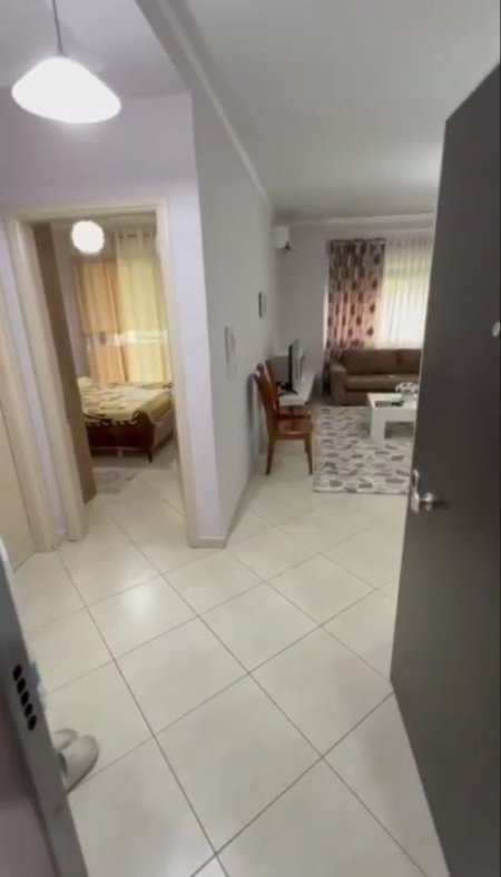 Tirane, jepet me qera apartament Kati 4, 65 m² 370 € (Pallatet Cabej prane kmy)