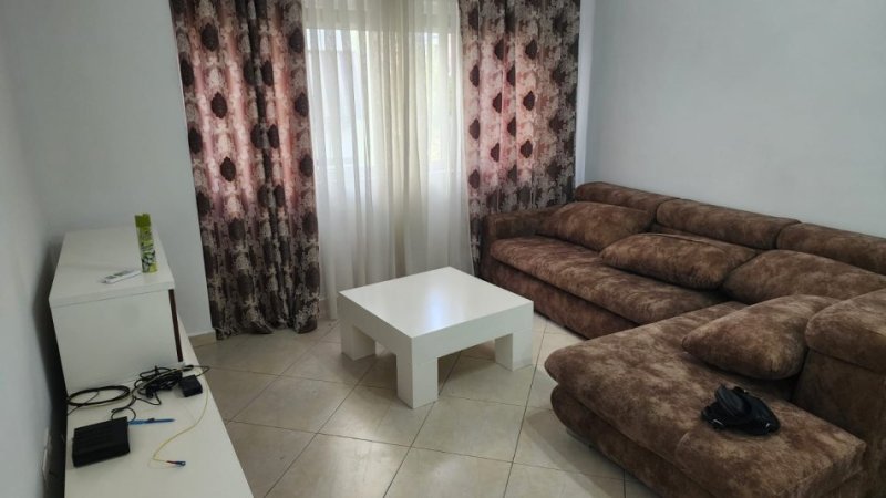 Tirane, jepet me qera apartament Kati 4, 65 m² 370 € (Pallatet Cabej prane kmy)