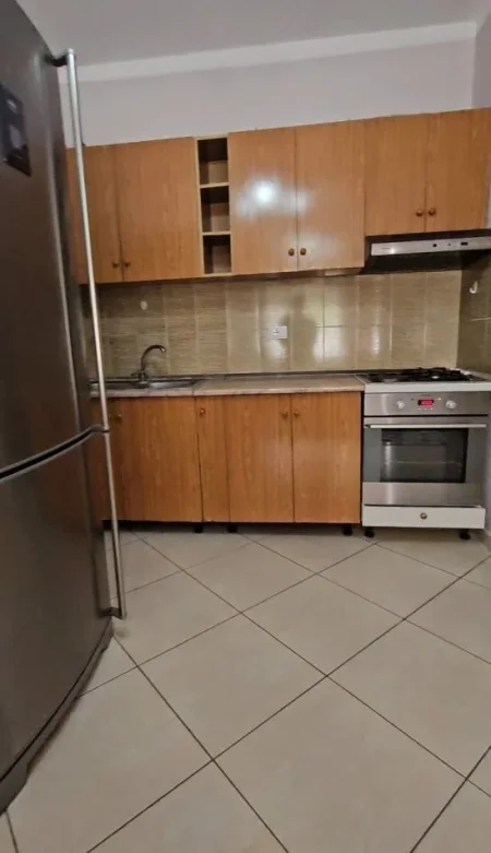 Tirane, jepet me qera apartament Kati 4, 65 m² 370 € (Pallatet Cabej prane kmy)