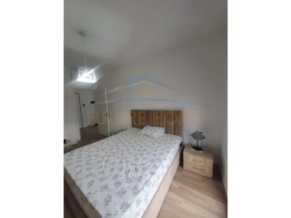 Tirane, jepet me qera apartament 2+1 Kati 3, 98 m² 600 € (PORCELAN)