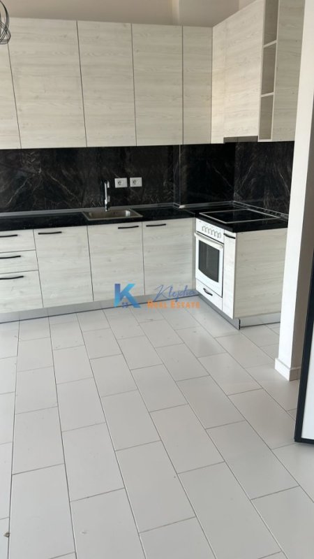 Tirane, jap me qera apartament 1+1+Ballkon Kati 11, 70 m² 400 € (1+1+depo per qira te kompleksi Golden Park)