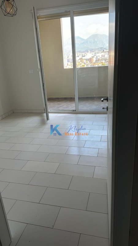 Tirane, jap me qera apartament 1+1+Ballkon Kati 11, 70 m² 400 € (1+1+depo per qira te kompleksi Golden Park)
