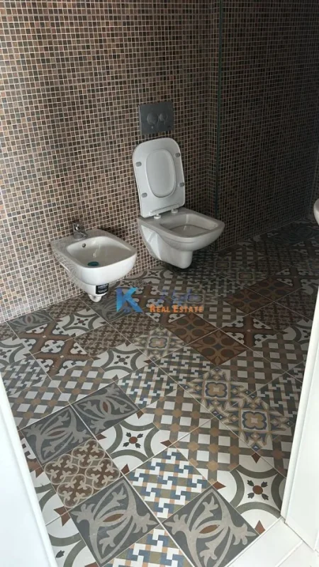 Tirane, jap me qera apartament 1+1+Ballkon Kati 11, 70 m² 400 € (1+1+depo per qira te kompleksi Golden Park)