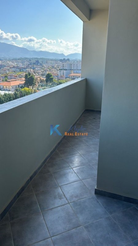 Tirane, jap me qera apartament 1+1+Ballkon Kati 11, 70 m² 400 € (1+1+depo per qira te kompleksi Golden Park)