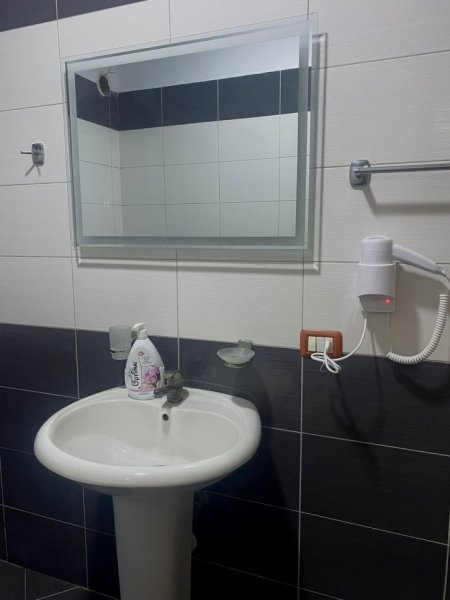 Tirane, jepet me qera apartament 1+1+Aneks+Ballkon Kati 2, 64 m² 500 € (yzberisht , kompleksi demneri)