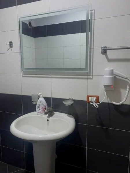 Tirane, jepet me qera apartament 1+1+Aneks+Ballkon Kati 2, 64 m² 500 € (yzberisht , kompleksi demneri)