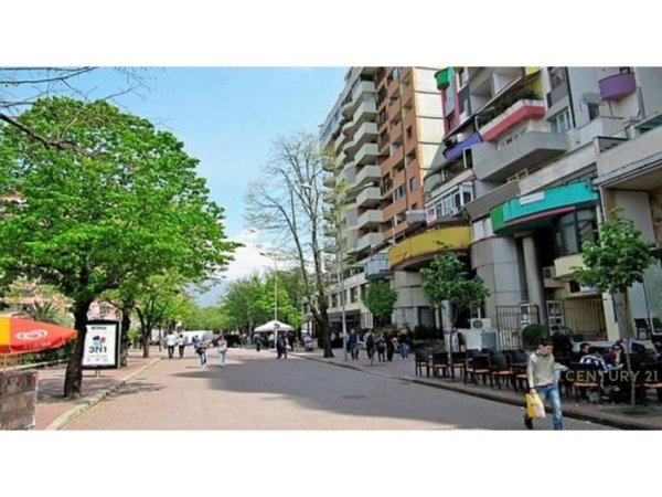 Tirane, jepet me qera apartament 2+1+Aneks+Ballkon , 107 m² 1.200 € (BLLOK)
