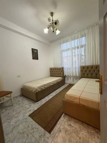 Tirane, jepet me qera apartament 2+1+Ballkon Kati 3, 100 m² 600 € (Rruga Ferit Xhajko , te ish restorant durrsi)