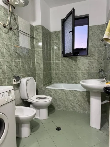 Tirane, jepet me qera apartament 2+1+Ballkon Kati 3, 100 m² 600 € (Rruga Ferit Xhajko , te ish restorant durrsi)