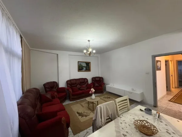 Tirane, jepet me qera apartament 2+1+Ballkon Kati 3, 100 m² 600 € (Rruga Ferit Xhajko , te ish restorant durrsi)