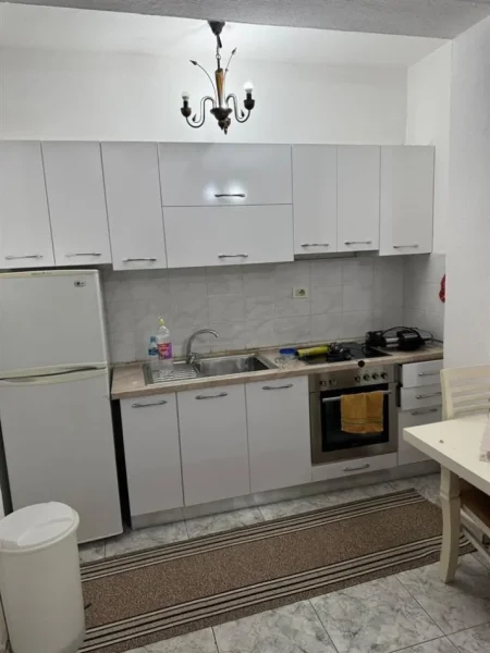 Tirane, jepet me qera apartament 2+1+Ballkon Kati 3, 100 m² 600 € (Rruga Ferit Xhajko , te ish restorant durrsi)