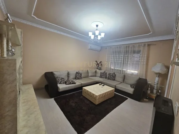 Tirane, shes apartament 2+1+Aneks+Ballkon Kati 3, 117 m² 181.350 € (rruga e Kavajes)