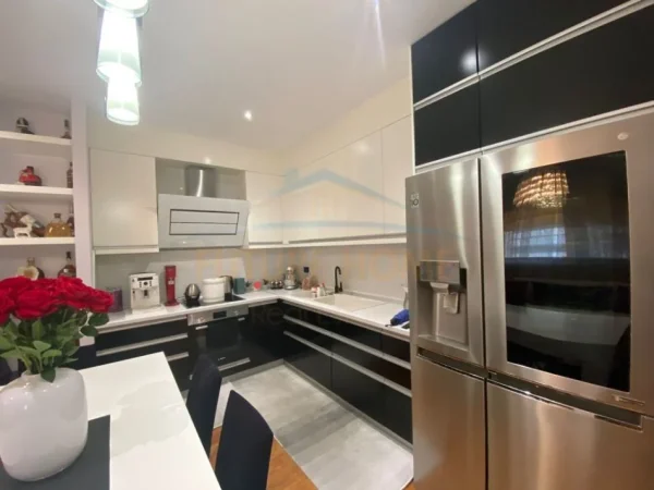 Tirane, shitet 2+1 Kati 4, 115 m² 190.000 € (Rruga Bilal Golemi)