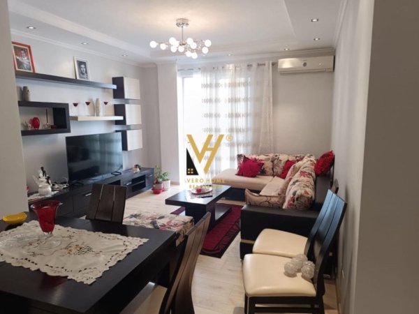 Tirane, jepet me qera apartament 2+1+Ballkon Kati 3, 110 m² 650 € (KODRA E DIELLIT)