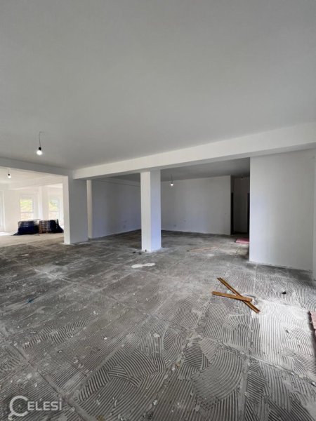 Tirane, jepet me qera ambjent biznesi Kati 0, 220 m² 2.000 € (ASTIR)