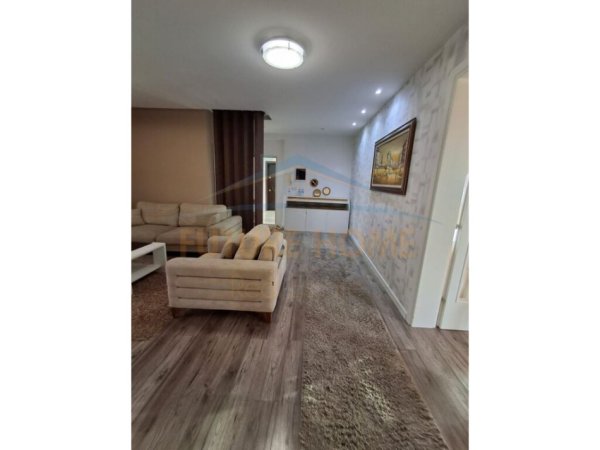 Durres, jepet me qera apartament 2+1+Ballkon Kati 8, 120 m² 400 € (Fusha e Reres)