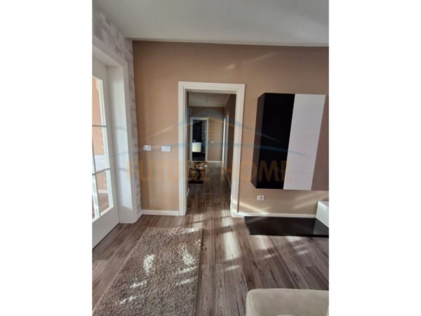 Durres, jepet me qera apartament 2+1+Ballkon Kati 8, 120 m² 400 € (Fusha e Reres)